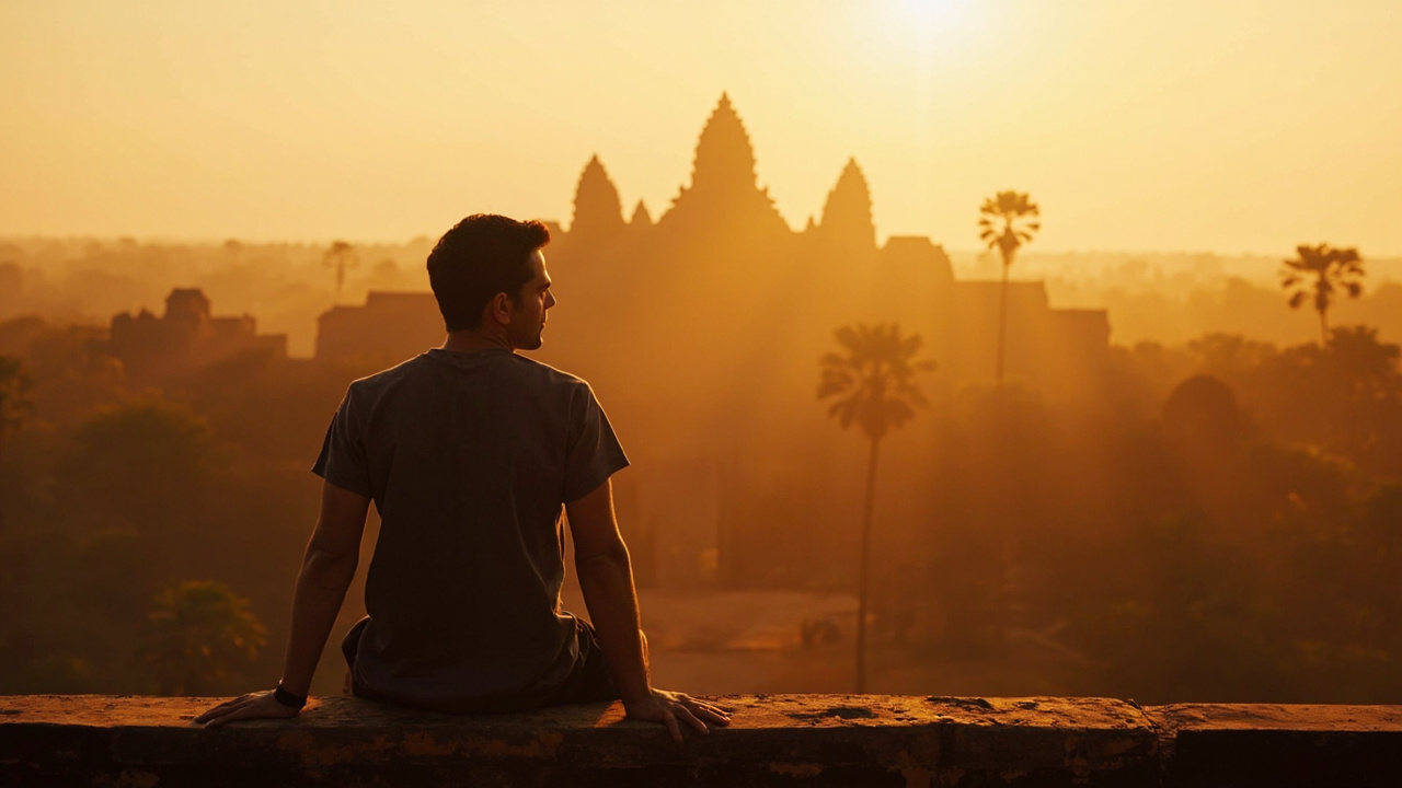 Australischer Reisender in den Dreißigern sitzt bei goldenem Sonnenaufgang auf einer niedrigen Tempelmauer in Angkor Wat.